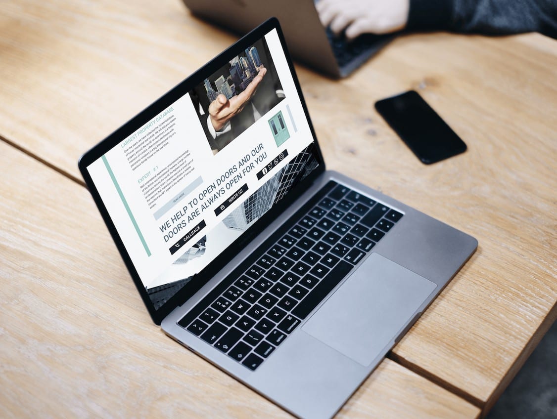 MacBook Pro Space Gray в рабочем интерьере